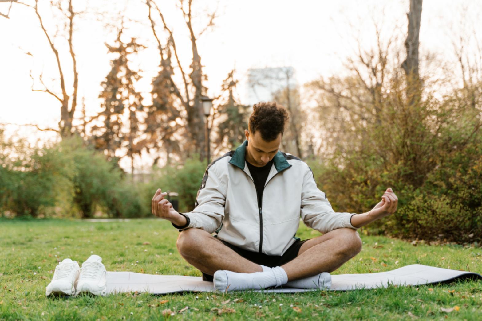 Instructor de meditación guiando una sesión de mindfulness en ambiente sereno